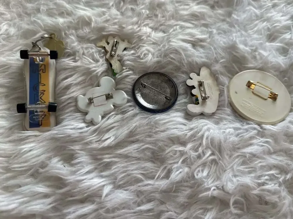 Lot of 6 Vintage Disney Mickey and‎ Minnie Mouse Pins and Skateboard Keychain